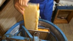 Как откачивать облегченную магазинную рамку для пчёл