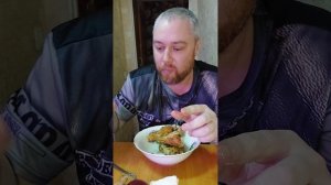 Мукбанг. Жареное яйцо с луком и жареная курица #мукбанг #еданакамеру #мукбангРоссия