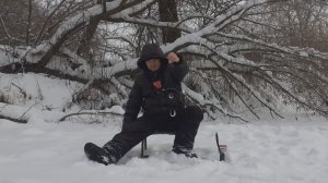 ПЕРВАЯ РЫБАЛКА В ЭТОМ ГОДУ.РАЗВЕДАЛИ МЕСТО И ПОЙМАЛ РЕЧНОГО ЧЕРТА.РЫБАЛКА В СИЛЬНЫЙ СНЕГ.