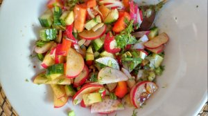 Овощной салат с редисом и рыжиковым маслом. Салат с простым и ярким вкусом.