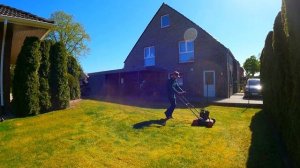 Газон соседа ТРЕБОВАЛ СКАРИФИКАЦИИ, потому что он ЗАРОС МХОМ