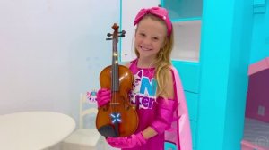 Настя становится супергероем, чтобы помочь своим друз