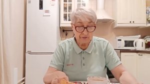 Кофе хотите? У меня растворимый правда.И галеты , они вкусные,но пресные.