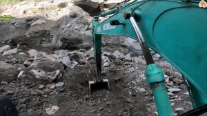 Строительство, экскаватор копает песок