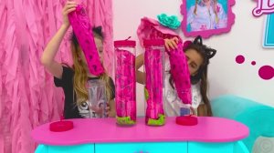 Настя и Эвелин готовят костюмы для модного шоу