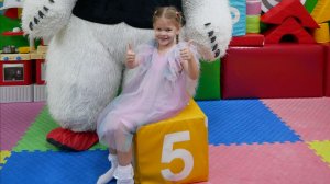 Белый мишка Панарамыч зажигает и поздравляет С днем рождения