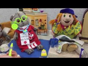 Весь класс Школы Басиков пришёл навестить Бабу-Ягу /Семейка Басиков/ Pretend play Doctor with toys