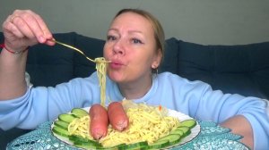 Мукбанг макароны с сыром и сосисками, огурец, капуста квашенная с клюквой. еда.