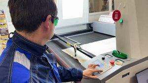 Видео: гравировка текстиля и кожи на лазерном раскройщике Photonim