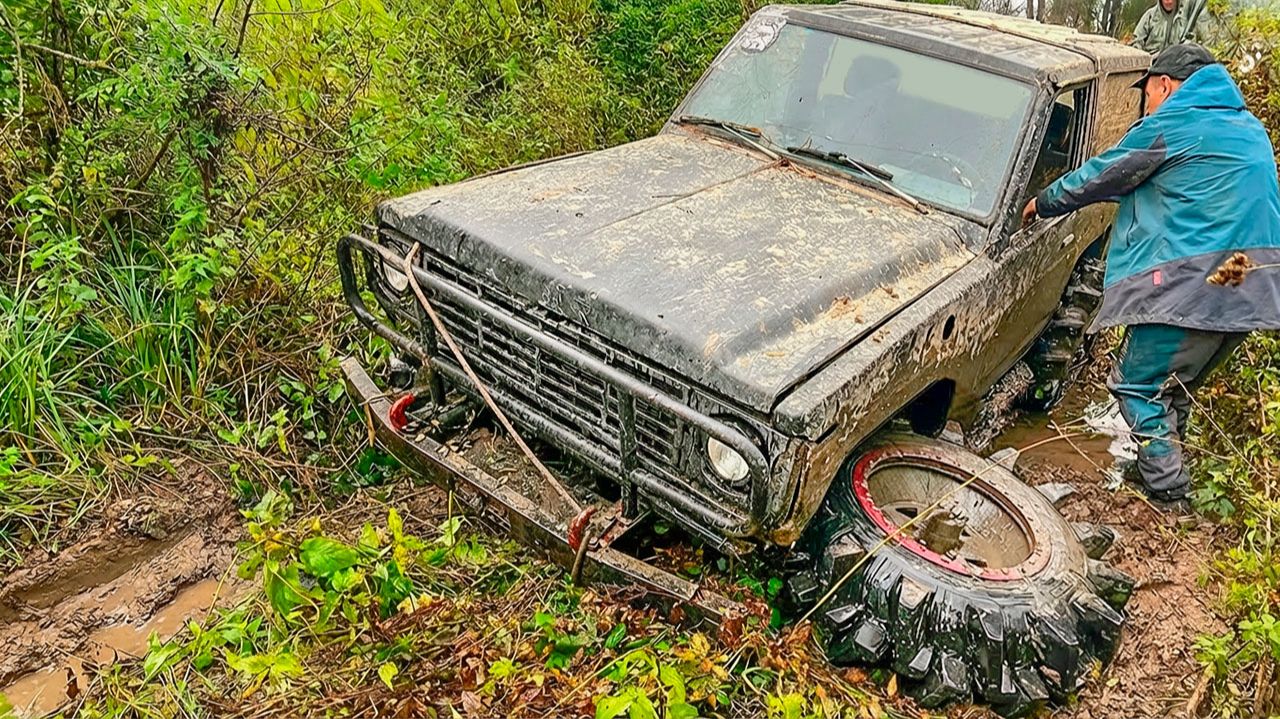 ЧТО ДЕЛАТЬ? ОТОРВАЛО КОЛЕСО у Nissan Patrol Jeep остался БЕЗ 4WD Гелик и Крузак спасают внедорожники смотреть онлайн