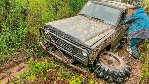 ЧТО ДЕЛАТЬ? ОТОРВАЛО КОЛЕСО у Nissan Patrol Jeep остался БЕЗ 4WD Гелик и Крузак спасают внедорожники