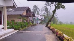 СИЛЬНЫЙ ДОЖДЬ В ГОРНОЙ ИНДОНЕЗИЙСКОЙ ДЕРЕВНЕ