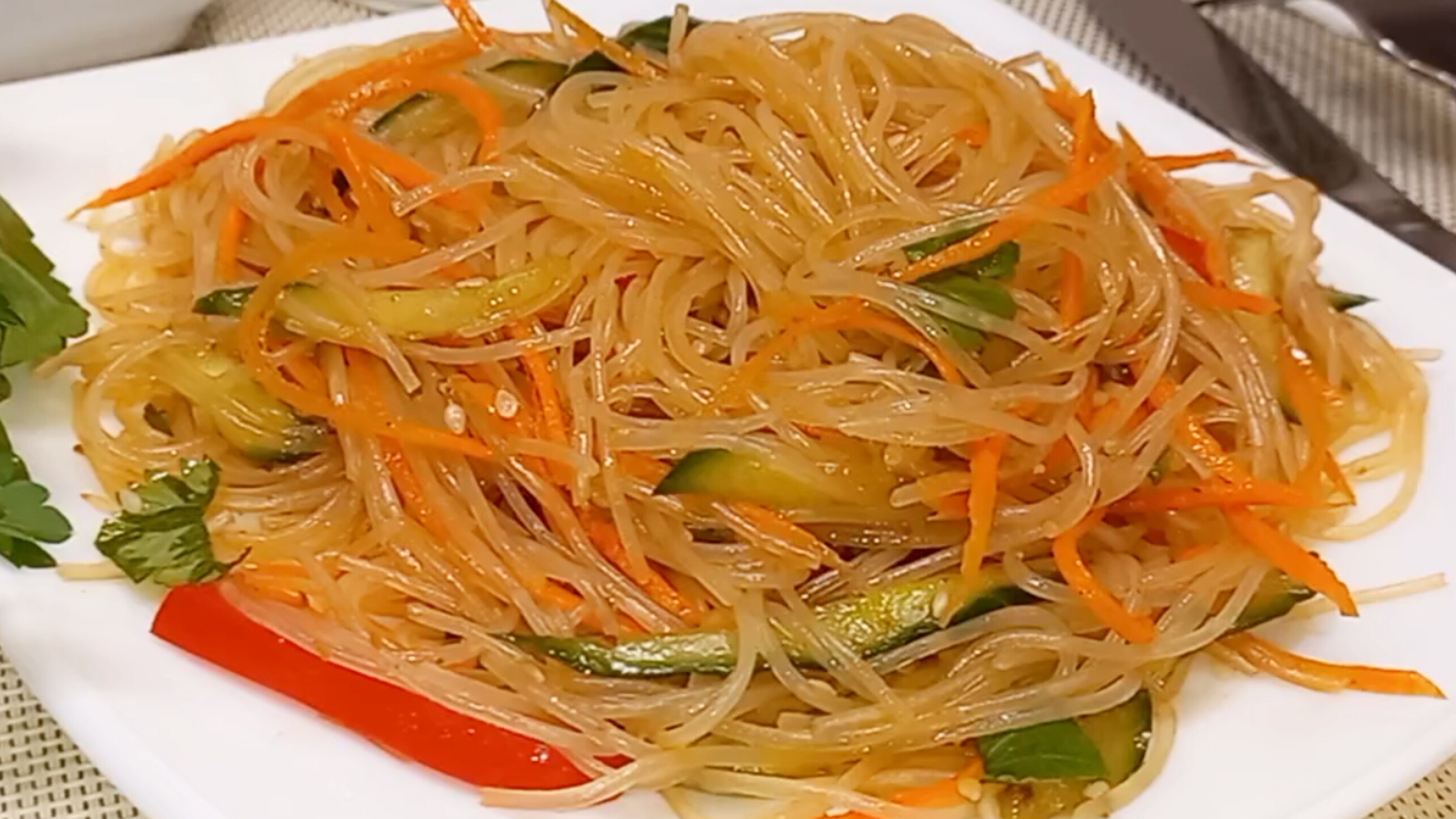 САЛАТ ФУНЧОЗА С ОВОЩАМИ! Легкий вкусный и простой салат за 15 минут Салат из фунчозы рецепт смотреть онлайн