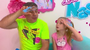 Настя и папа празднуют Дивали