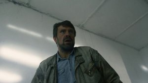 Полицейские спасают девушку