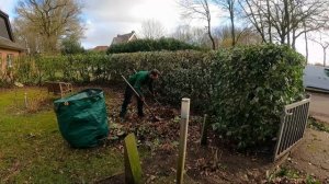 МОЖЕТЕ мне ПОМОЧЬ? Сосед клиента попросил меня УДАЛИТЬ плющ с его гаража