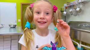 Настя учится готовить и украшать печенье на Хэллоуин