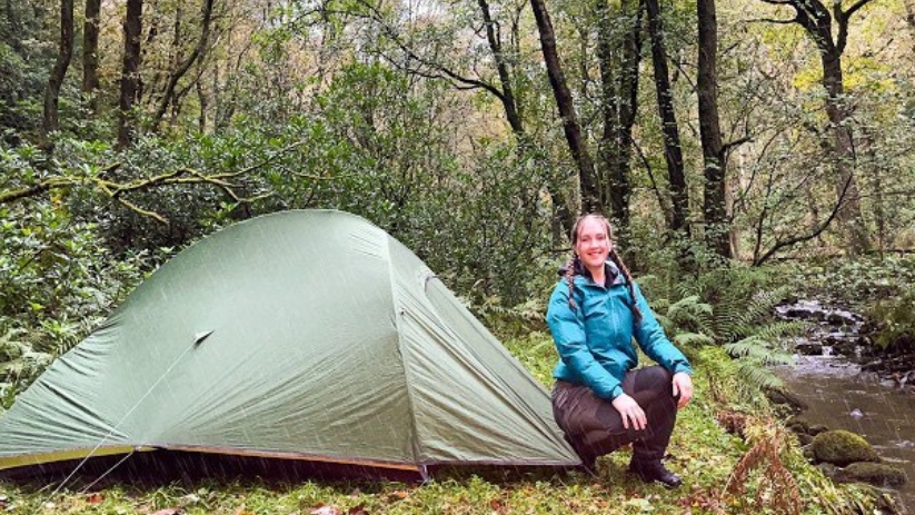 Соло кемпинг в дождливом лесу, приготовление пищи, бушкрафт. смотреть онлайн