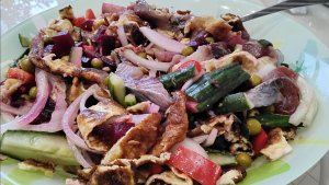 Салат с селедкой, можно, как самостоятельное блюдо.