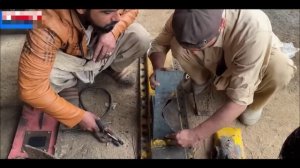 Высококлассные пакистанские специалисты промывают и ремонтируют радиатор трактора