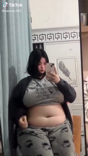 Яояо играет с животом