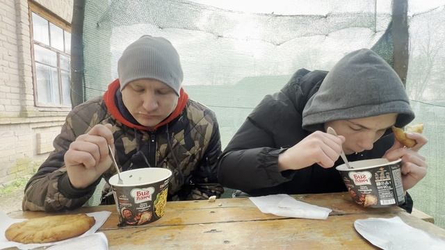 Заруба. Ролтон Чили перец шаурма пирожок на скорость . Кто первый съест. Поедание еды на скорость