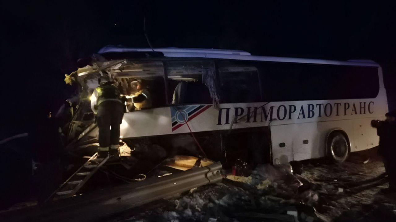 Туристический автобус и фура столкнулись на трассе в Приморье. Погибли три человека смотреть онлайн