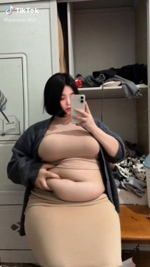 жмякает живот