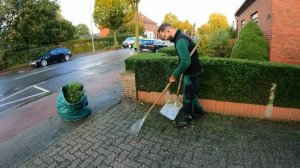 Я просто проезжал мимо и предложил свою ПОМОЩЬ