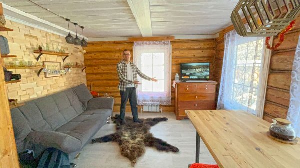 Домучили друг друга с комодом. Деревянная половина дома прадеда обрела долгожданную мебель