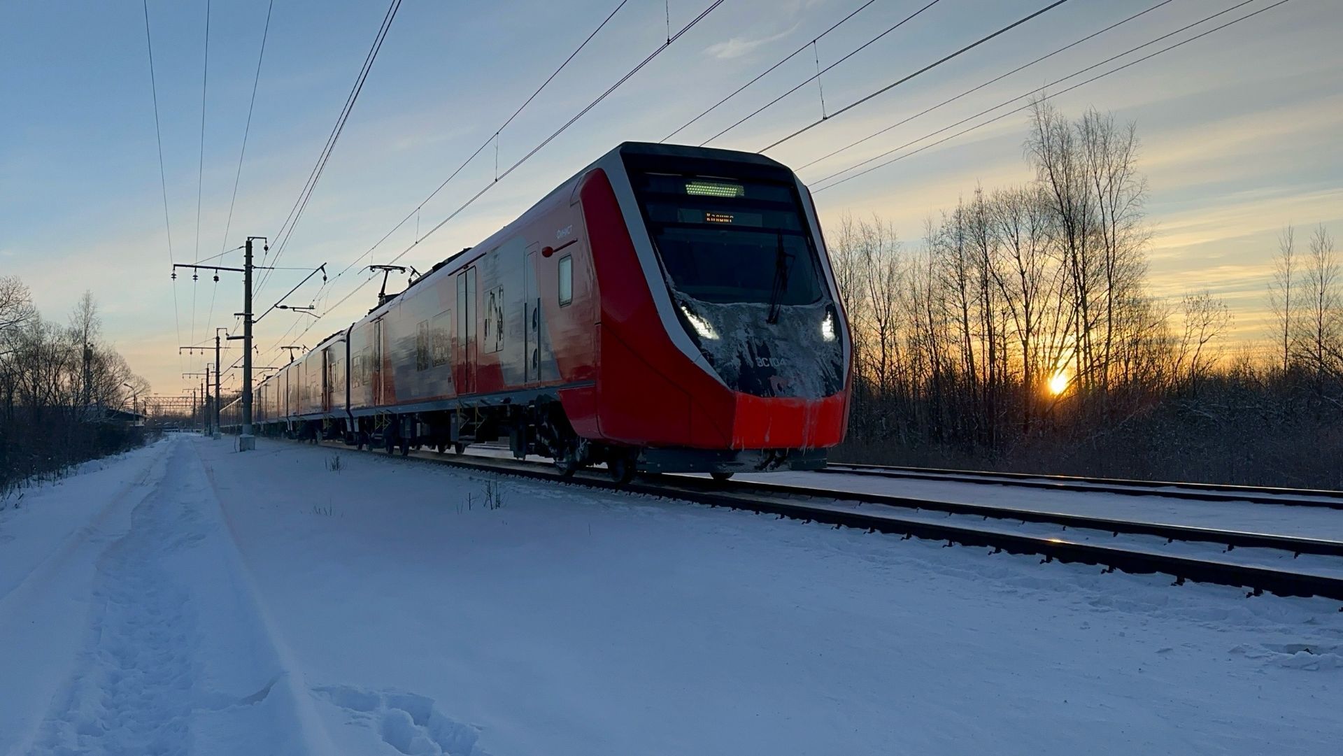 «На рассвете!» Электропоезд «Финист» ЭС104-037 на перегоне, январь 2026 года смотреть онлайн