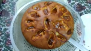 Пирог на кефире с персиковым вареньем