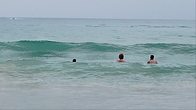 Волны на Патонге! смотреть онлайн