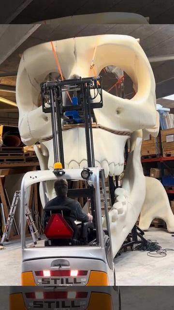 Сборка огромного черепа для декораций театральной постановки смотреть онлайн