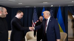 Буданов поцеловал шляпу Трампа.