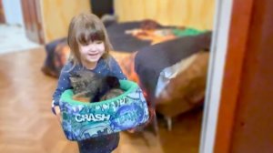 Ангелина несёт кормить свое ПУШИСТОЕ СЧАСТЬЕ, а Люся пытается затащить котенка к себе!