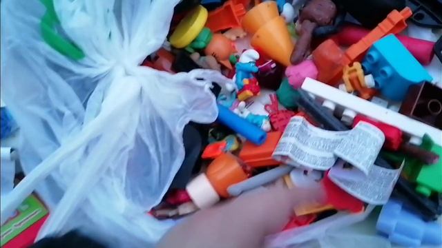 Как я зарабатываю лазая по мусоркам Питера? Dumpster Diving смотреть онлайн