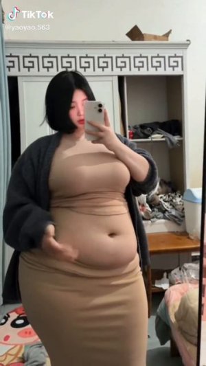 играет с животом