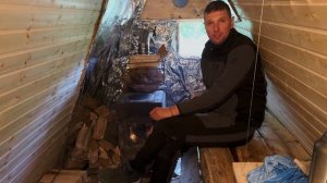 Нашел и спрятался от майской метели в доме у реки. Что в коробке