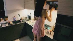 Горячая девушка готовит 2
