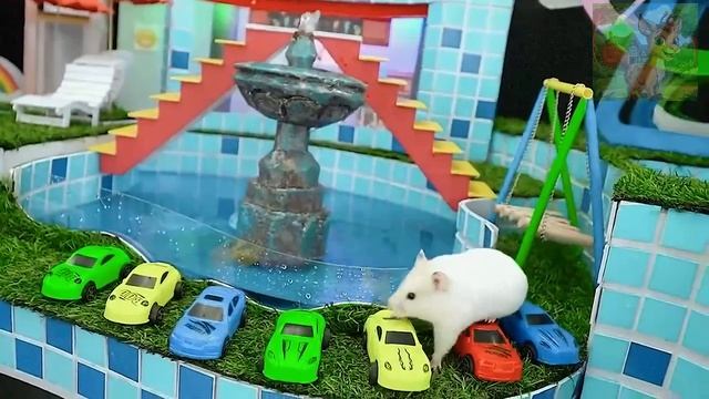 Маленький хомячок попал в аварию, глядя на Радужного Малыша, и мама Минни в панике! Хомячки заботя смотреть онлайн