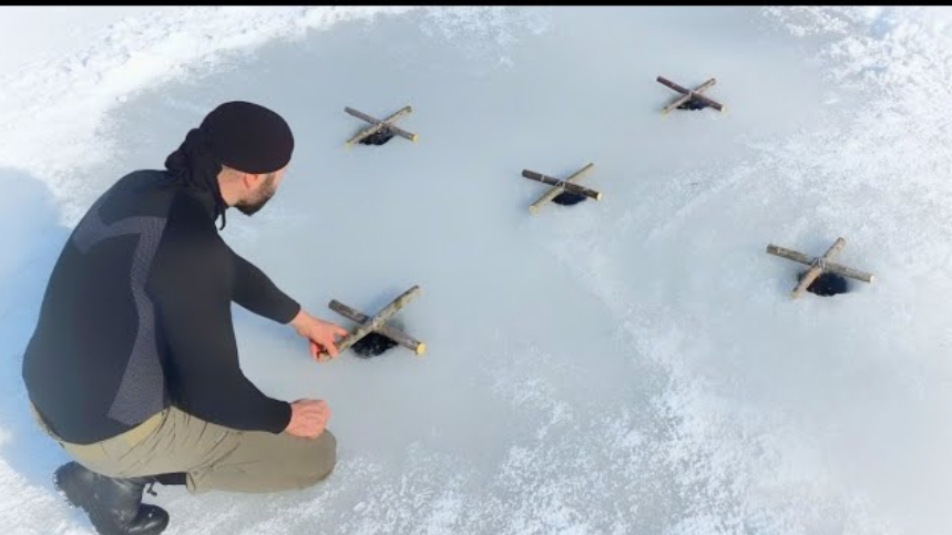 Рыбалка на замёрзшем озере . смотреть онлайн