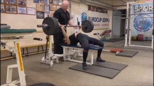 Отрицательный жим лежа, приседания и жим гири - Спортстудия