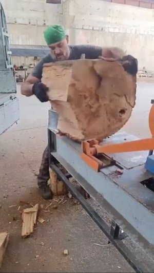 Выглядит как-то совсем не бeзопасно, колуном pазрyбить этот чурбак будет быстреe.