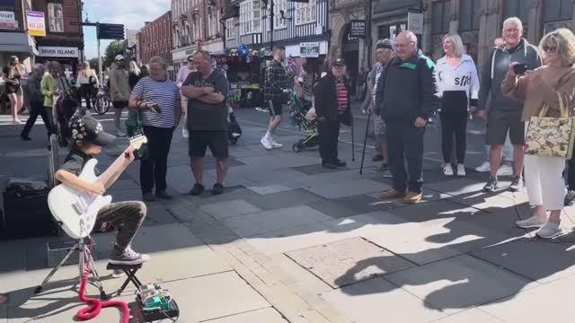 Публика в восторге от 8-летнего Олли, играющего на гитаре на улице, Честер. #дети#гитара#улица смотреть онлайн