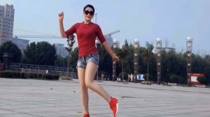 Шафл на каблуках она танцует бесподобно, на улице в восторге весь народ, и мы, конечно же, оценим