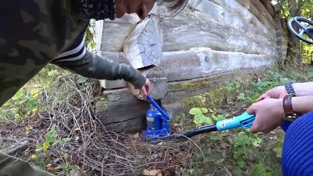 Нашли ОТШЕЛЬНИКА в Чернобыльском лесу 😱 Откопали Средневековый КЛАД металлодетектором в песке