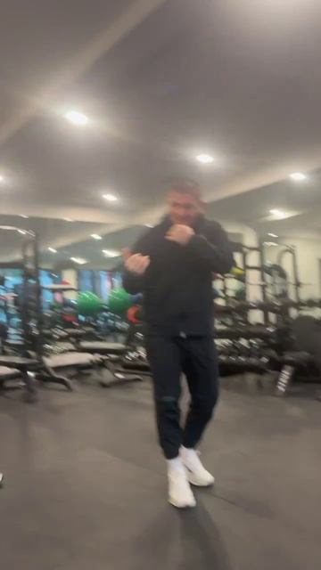 Хабиб Нурмагомедов разминает Умара Нурмагомедова перед его боем сегодня на #UFC324 смотреть онлайн