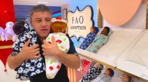 Настя выбирает подарок и идет на День Рождения Эвелин.