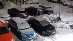 Снежные войны за место на парковке выглядят вот так